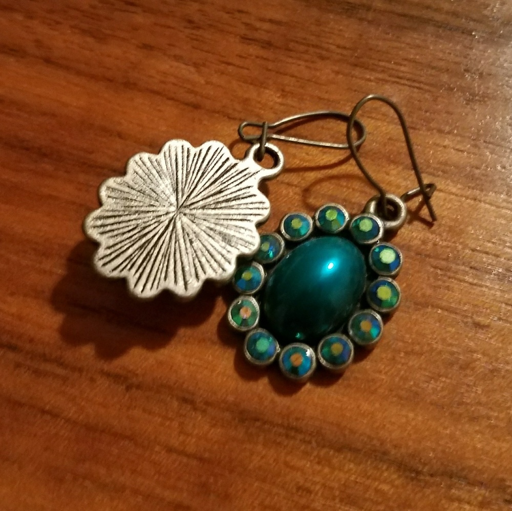 ๐ Cute Statement Earrings - Picture 2 of 3
